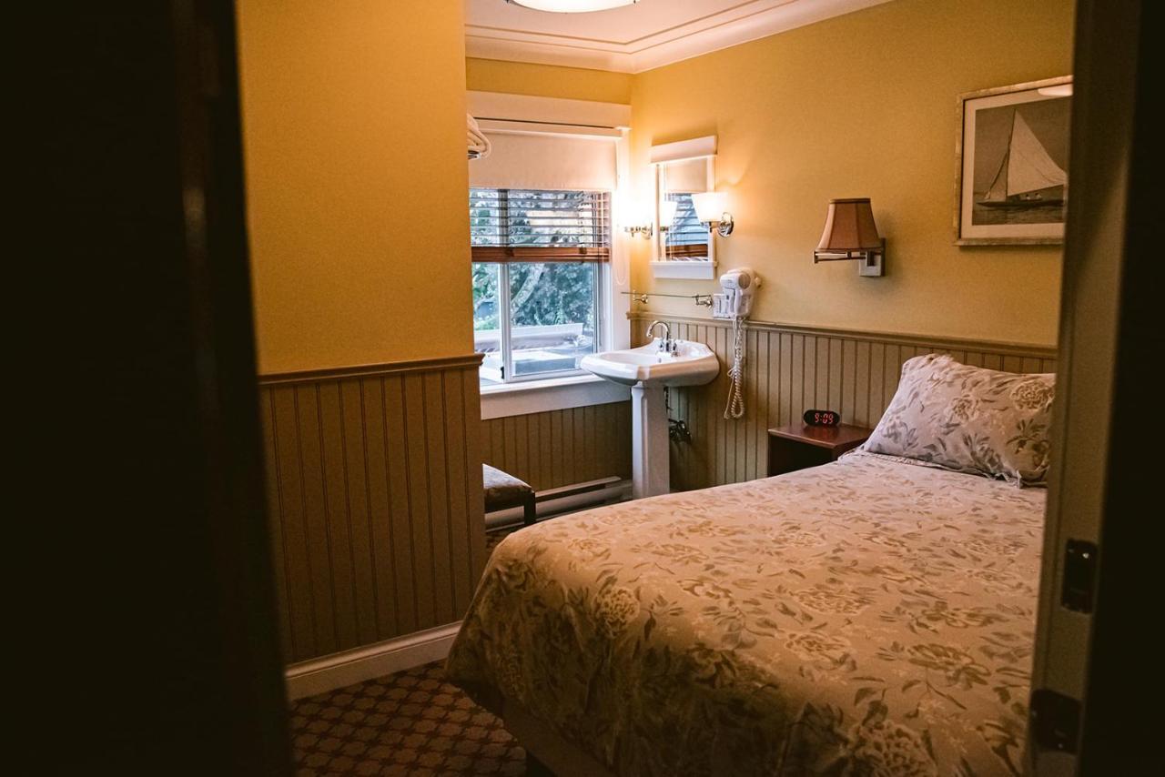 Salt Spring Inn Ganges Eksteriør bilde